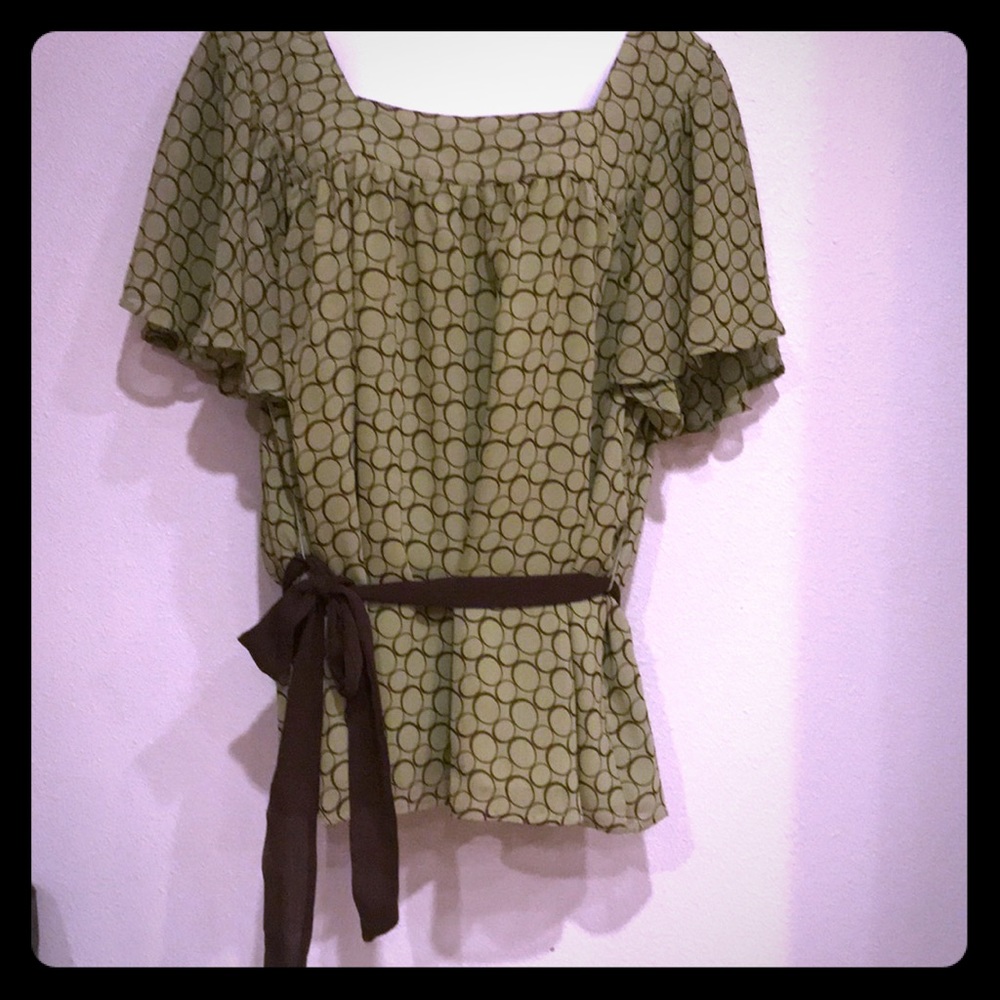 Apt 9 Green blouse with circle designs.